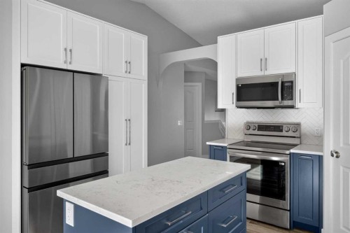 940 Coventry Drive Ne, Calgary, AB - Indoor Photo Showing Kitchen