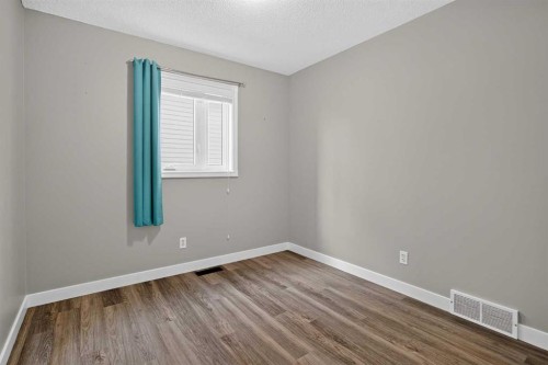 940 Coventry Drive Ne, Calgary, AB - Indoor Photo Showing Other Room