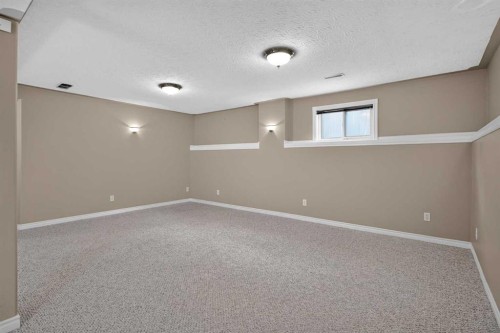 940 Coventry Drive Ne, Calgary, AB - Indoor Photo Showing Other Room