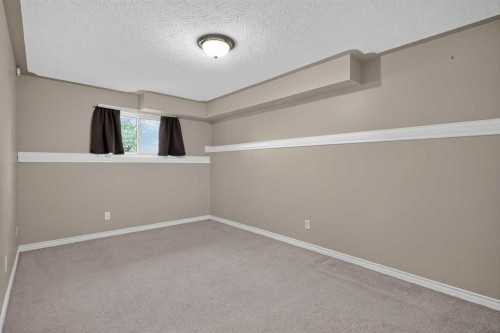 940 Coventry Drive Ne, Calgary, AB - Indoor Photo Showing Other Room