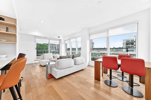 323-88 9 Street Ne, Calgary, AB - Indoor Photo Showing Living Room