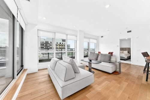 323-88 9 Street Ne, Calgary, AB - Indoor Photo Showing Living Room