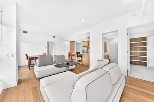 323-88 9 Street Ne, Calgary, AB - Indoor Photo Showing Living Room
