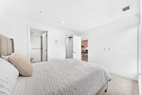 323-88 9 Street Ne, Calgary, AB - Indoor Photo Showing Bedroom