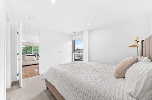 323-88 9 Street Ne, Calgary, AB - Indoor Photo Showing Bedroom