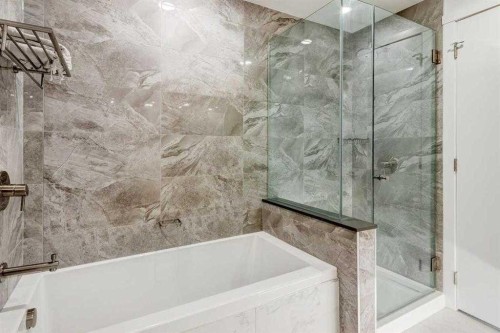 323-88 9 Street Ne, Calgary, AB - Indoor Photo Showing Bathroom