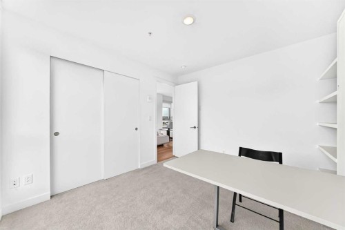 323-88 9 Street Ne, Calgary, AB - Indoor Photo Showing Other Room