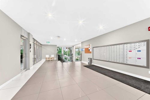 323-88 9 Street Ne, Calgary, AB - Indoor Photo Showing Other Room