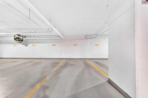323-88 9 Street Ne, Calgary, AB - Indoor Photo Showing Garage