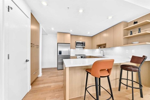 323-88 9 Street Ne, Calgary, AB - Indoor Photo Showing Kitchen With Upgraded Kitchen