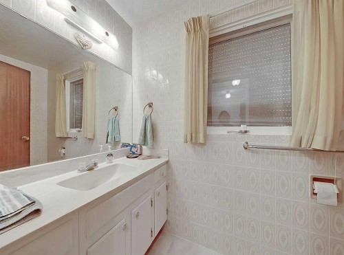 9556 Oakland Way Sw, Calgary, AB - Indoor Photo Showing Bathroom