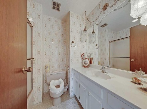 9556 Oakland Way Sw, Calgary, AB - Indoor Photo Showing Bathroom