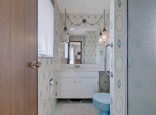 9556 Oakland Way Sw, Calgary, AB - Indoor Photo Showing Bathroom