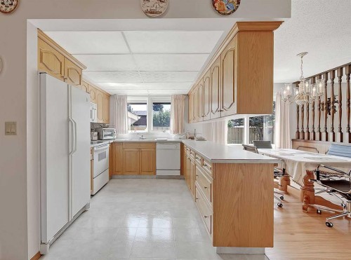 9556 Oakland Way Sw, Calgary, AB - Indoor Photo Showing Kitchen