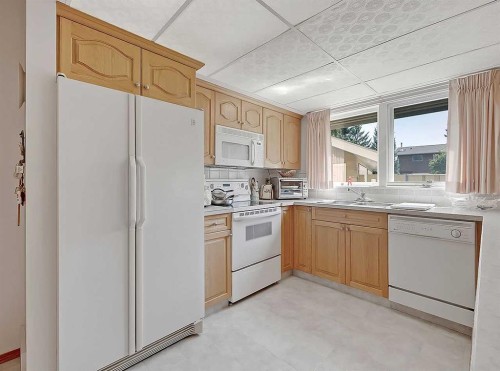 9556 Oakland Way Sw, Calgary, AB - Indoor Photo Showing Kitchen