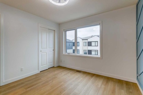 8524 21 Avenue Se, Calgary, AB - Indoor Photo Showing Other Room