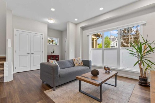 111 Hillcrest Close Sw, Airdrie, AB - Indoor Photo Showing Living Room