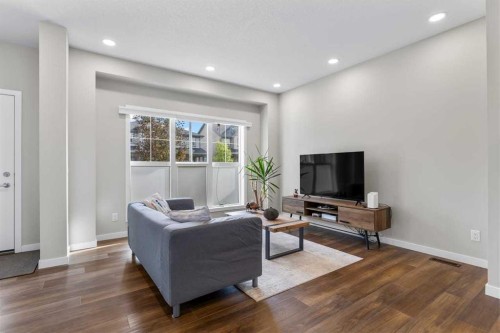 111 Hillcrest Close Sw, Airdrie, AB - Indoor Photo Showing Living Room