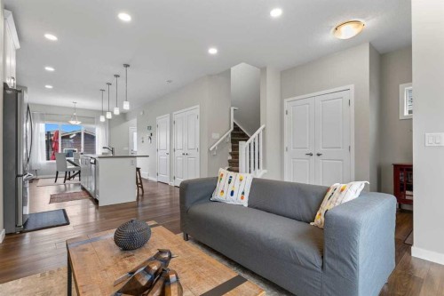 111 Hillcrest Close Sw, Airdrie, AB - Indoor Photo Showing Living Room
