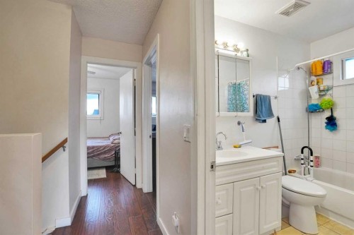 6515 Martingrove Drive Ne, Calgary, AB - Indoor Photo Showing Bathroom