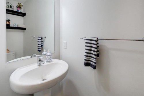 673 Hillcrest Road Sw, Airdrie, AB - Indoor Photo Showing Bathroom