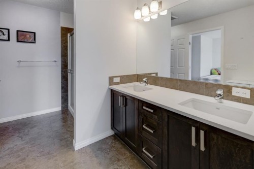 673 Hillcrest Road Sw, Airdrie, AB - Indoor Photo Showing Bathroom