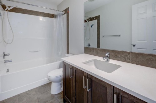673 Hillcrest Road Sw, Airdrie, AB - Indoor Photo Showing Bathroom