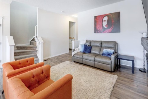 673 Hillcrest Road Sw, Airdrie, AB - Indoor Photo Showing Living Room