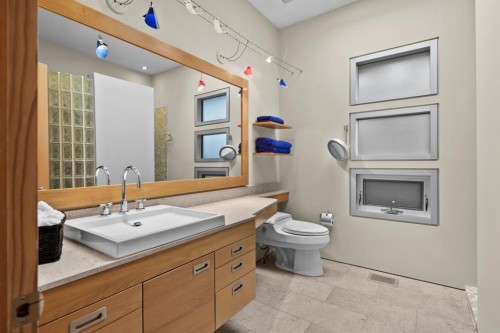 2320 Juniper Road Nw, Calgary, AB - Indoor Photo Showing Bathroom