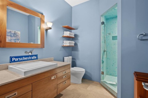 2320 Juniper Road Nw, Calgary, AB - Indoor Photo Showing Bathroom