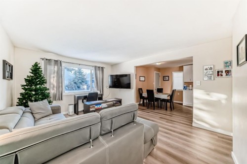 3221 32A Avenue Se, Calgary, AB - Indoor Photo Showing Living Room