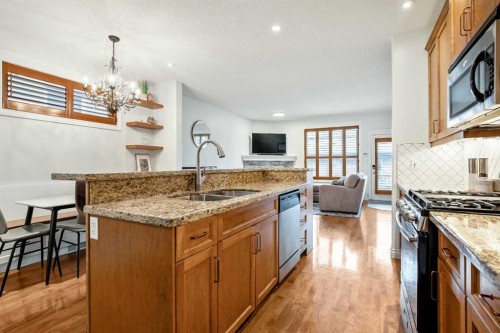 522 22 Avenue Ne, Calgary, AB - Indoor Photo Showing Kitchen With Double Sink With Upgraded Kitchen