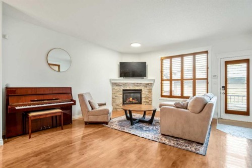 522 22 Avenue Ne, Calgary, AB - Indoor Photo Showing Living Room With Fireplace