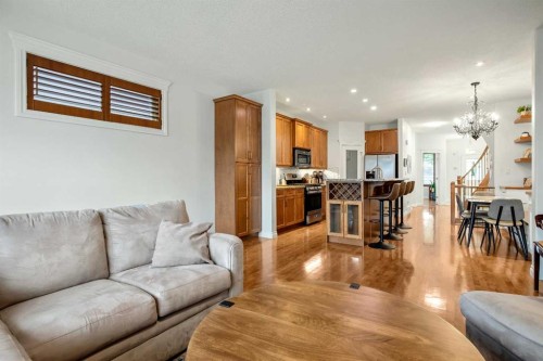 522 22 Avenue Ne, Calgary, AB - Indoor Photo Showing Living Room