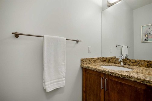 522 22 Avenue Ne, Calgary, AB - Indoor Photo Showing Bathroom