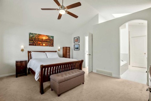 522 22 Avenue Ne, Calgary, AB - Indoor Photo Showing Bedroom