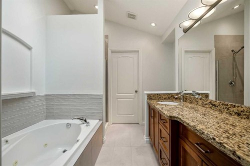 522 22 Avenue Ne, Calgary, AB - Indoor Photo Showing Bathroom