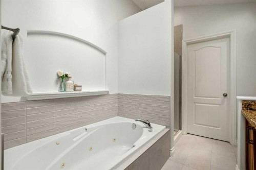 522 22 Avenue Ne, Calgary, AB - Indoor Photo Showing Bathroom