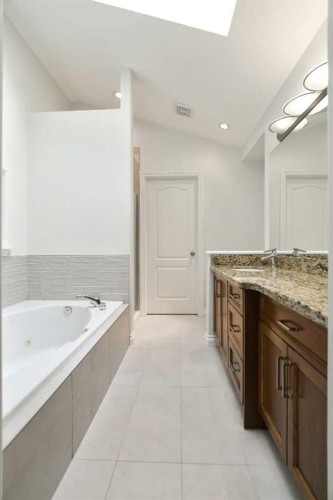 522 22 Avenue Ne, Calgary, AB - Indoor Photo Showing Bathroom