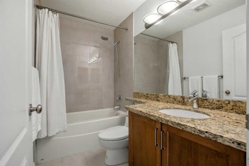 522 22 Avenue Ne, Calgary, AB - Indoor Photo Showing Bathroom