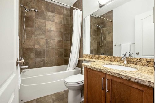 522 22 Avenue Ne, Calgary, AB - Indoor Photo Showing Bathroom