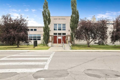 522 22 Avenue Ne, Calgary, AB - Outdoor With Facade