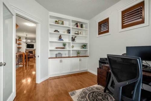 522 22 Avenue Ne, Calgary, AB - Indoor Photo Showing Office