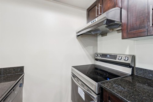 2117-403 Mackenzie Way Sw, Airdrie, AB - Indoor Photo Showing Kitchen