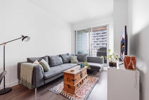 628-88 9 Street Ne, Calgary, AB - Indoor Photo Showing Living Room