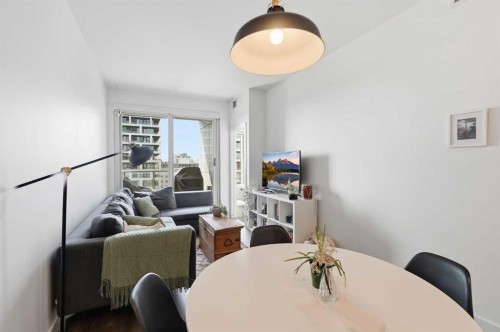 628-88 9 Street Ne, Calgary, AB - Indoor Photo Showing Dining Room