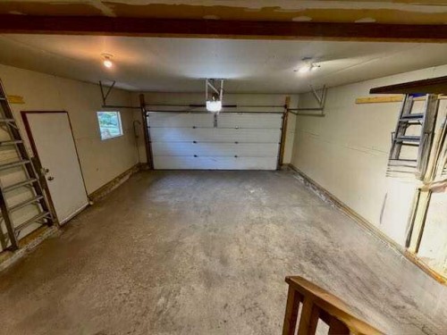 151 Riverside Mews Se, Calgary, AB - Indoor Photo Showing Garage