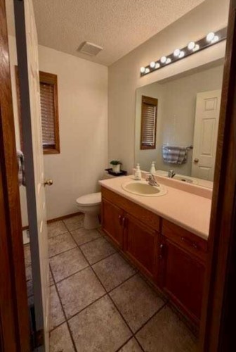 151 Riverside Mews Se, Calgary, AB - Indoor Photo Showing Bathroom