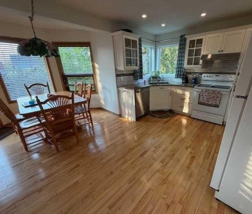 151 Riverside Mews Se, Calgary, AB - Indoor Photo Showing Kitchen
