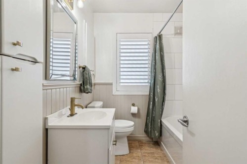 1644 16 Street Se, Calgary, AB - Indoor Photo Showing Bathroom